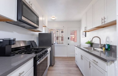 Beverly Hills Apartment | Private Paradise 1 BR Apartment near Sunset Blvd.
