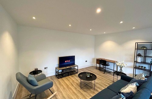 Wokingham Apartment | Wokingham Stunning Two Bedroom Centrally Located