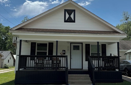 Miami House | Comfortable cottage in Miami Oklahoma - pet friendly