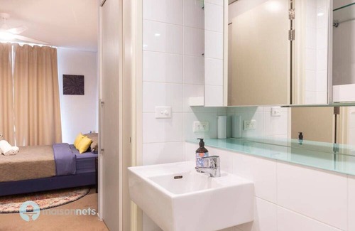 Camperdown Apartment | 1 Bed Apt, AirCon & Large Balcony with BBQ