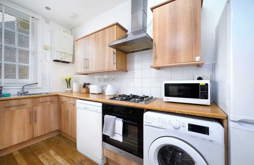 Brixton Hill Apartment | minimalist 3-bedroom flat in Brixton