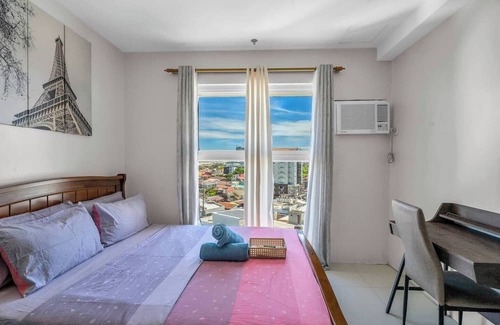 Mandaue Condo | 1BR in the City w/ Queen bed, kitchen, pool &gym