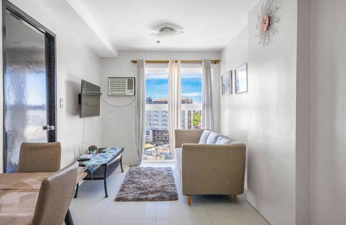 Mandaue Condo | 1BR in the City w/ Queen bed, kitchen, pool &gym
