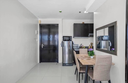 Mandaue Condo | 1BR in the City w/ Queen bed, kitchen, pool &gym