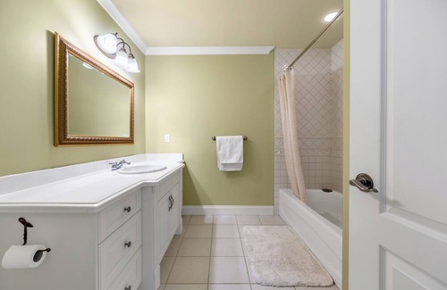 Westwood Plateau Bed & Breakfast | Italian-style Luxury House (Not Whole House): 1 Queen Bed/1 Private Bath