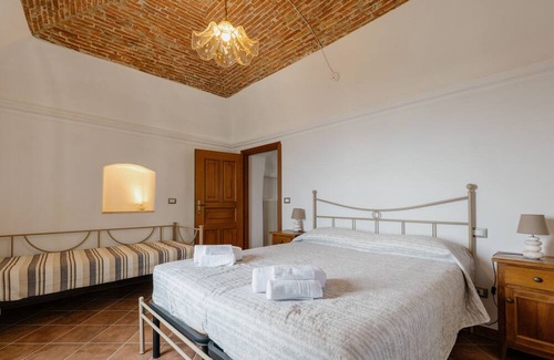 Borgio Verezzi Bed & Breakfast | Ca' d'Alda - Piazza: elegant room with sea view