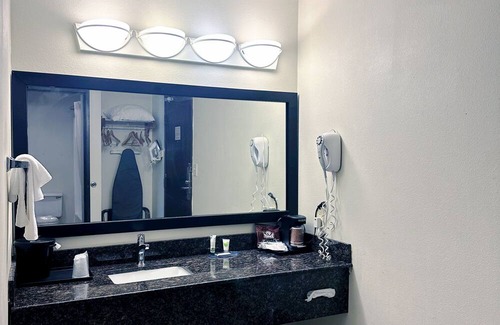 Colgate House | Norwood Inn Milwaukee-Deluxe King Room Non-Smoking