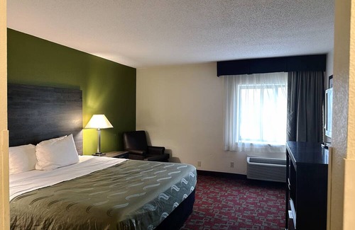 Colgate House | Norwood Inn Milwaukee-Deluxe King Room Non-Smoking