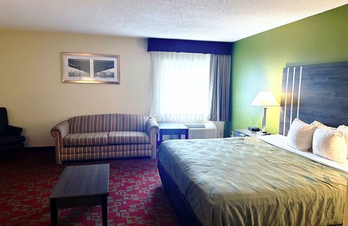Colgate House | Norwood Inn Milwaukee-Deluxe King Room Non-Smoking