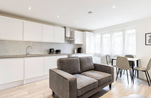 Brownswood Apartment | Finsbury Park Retreat: Modern Comfort