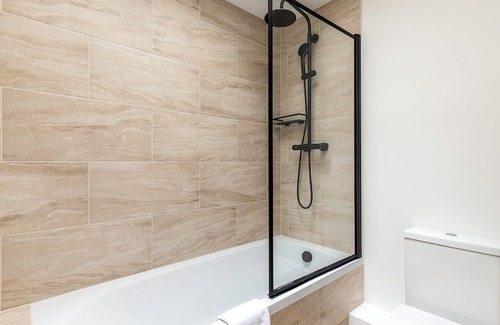 Brownswood Apartment | Finsbury Park Retreat: Modern Comfort