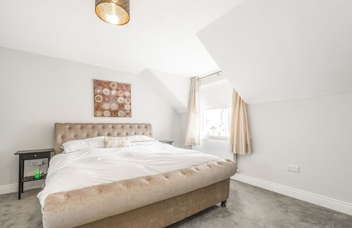 Dublin Apartment | 5-bed Dream Home By Sea & City with free parking