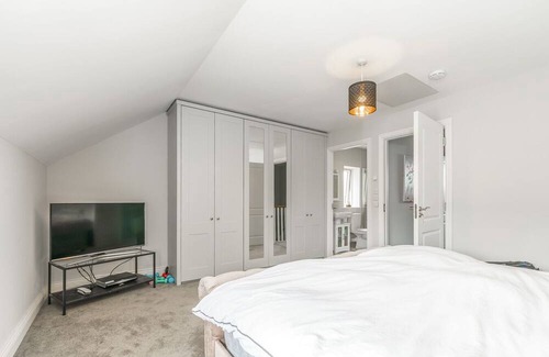 Dublin Apartment | 5-bed Dream Home By Sea & City with free parking