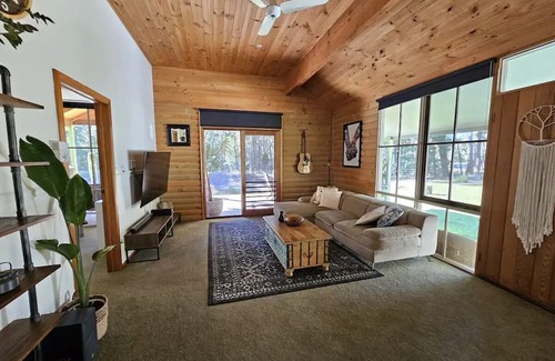 Wheatsheaf House | Kangaroos Hideaway, Bush Retreat