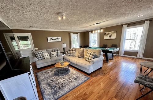 Cherry Log Cabin | Mountain Retreat/ River views/5 bdrm/Hot Tub/Games