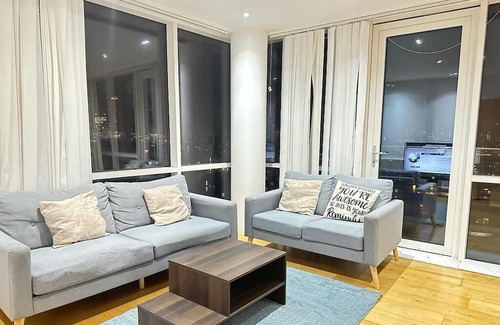 Lansbury Apartment | LUXURY 2 Bedroom Penthouse Near Central London
