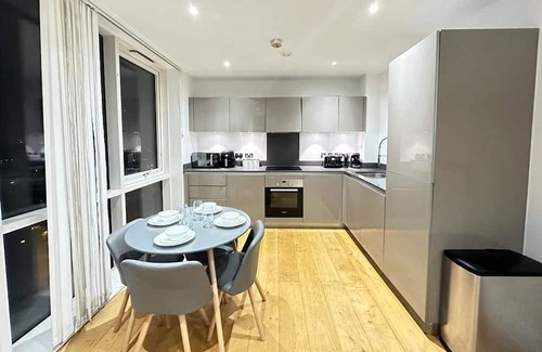 Lansbury Apartment | LUXURY 2 Bedroom Penthouse Near Central London