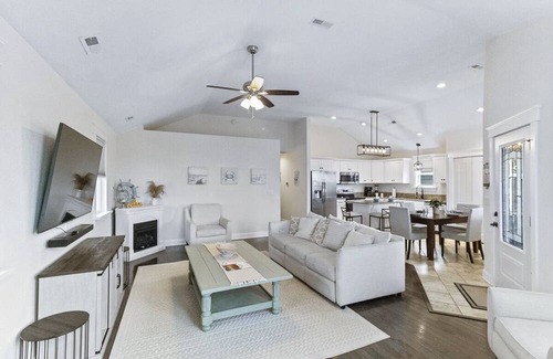 Colington Harbour House | Gorgeous soundside home w/ hot tub, 2 living areas, & soundfront community pool!