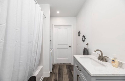 Bangor Apartment | Stunning Riverfront 2 Bed 1 Bath | Fast Wi-Fi