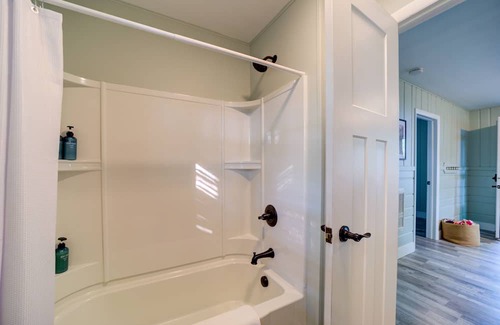 Muskegon House | Cottage Retreat Scenic Drive Resort 2