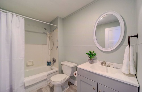 Muskegon House | Cottage Retreat Scenic Drive Resort 1