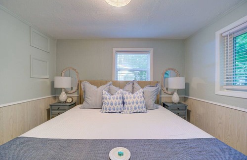 Muskegon House | Cottage Retreat Scenic Drive Resort 1