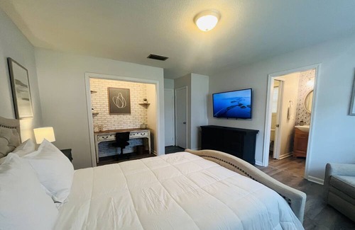 Country Club Estates House | Comfort Awaits! Monthly Stay Discount