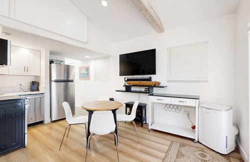 Park Mesa Heights House | Tranquil Escape in Baldwin Hills: Sauna, Fire Pit, and Rooftop Terrace