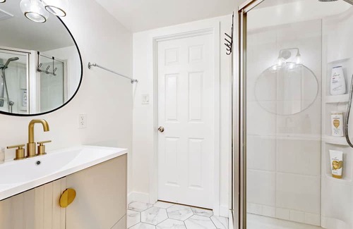 Park Mesa Heights House | Tranquil Escape in Baldwin Hills: Sauna, Fire Pit, and Rooftop Terrace