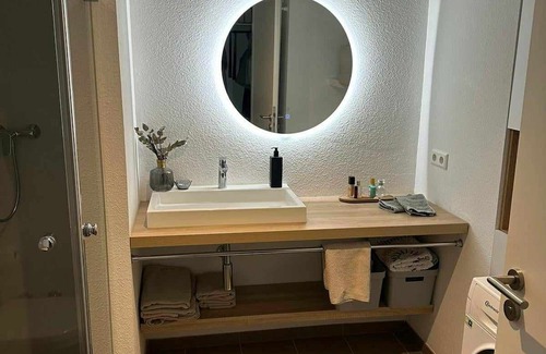 Oos Apartment | Apartment 'Gemütliches Businessapartment' with Private Terrace, Balcony and Wi-Fi