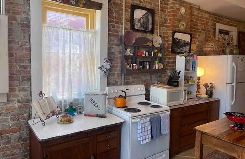 Leavenworth Apartment | A Victorian Experience in an historical building.