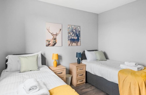 Severn Beach House | 4BR Contractor Pad -70 INCH TV! & Free Van Parking