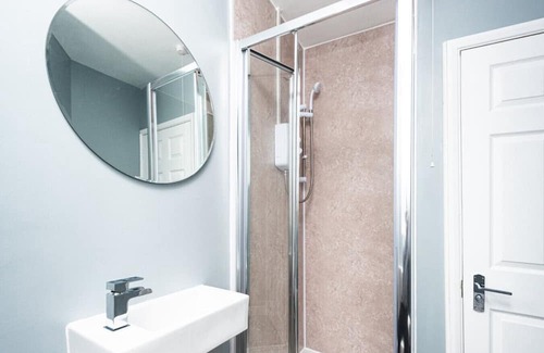 Severn Beach House | 4BR Contractor Pad -70 INCH TV! & Free Van Parking
