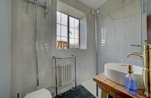 Cleedownton Cottage | Fairview Cottage - Luxury English Country Cottage with Hot Tub & Pizza Oven