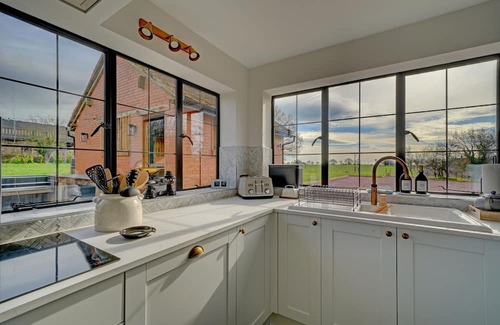 Cleedownton Cottage | Fairview Cottage - Luxury English Country Cottage with Hot Tub & Pizza Oven