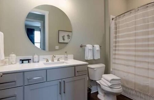 Sobro Apartment | Top Floor Luxury-Steps to Broadway with a pool!