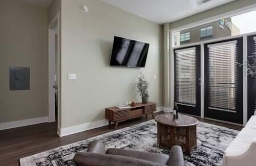 Sobro Apartment | Top Floor Luxury-Steps to Broadway with a pool!