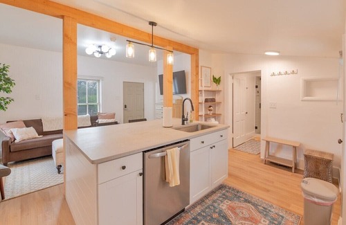 Helena House | Serene Small Home - Lux Shower