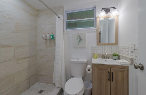 Englewood Park House | Comfortable 1 bedroom home