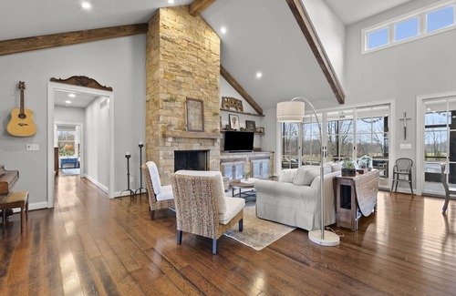 Paris House | 5 bedroom Farm Stay in Lexington! Experience Bloom & Berry Farm!