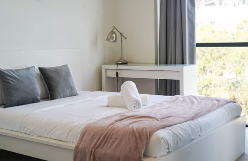 Lidcombe Apartment | Olympic Parkside Haven + Free Parking