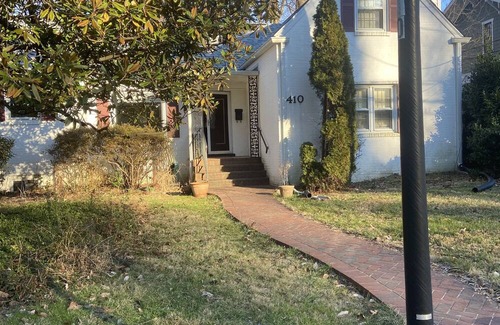 Falls Church House | Easy Metro to DC from this SFH inside the Beltway in Falls Church City, VA
