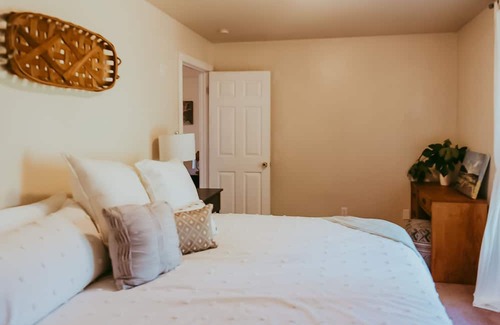 Hopland Cottage | Idyllic wine country cottage surrounded by fir & oak trees - water view patio