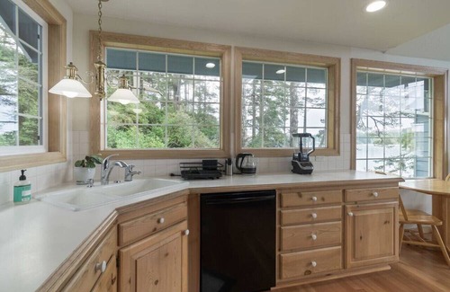 Dunes City House | Woahink Waterfront Wonderland: Lakehouse/Hot Tub