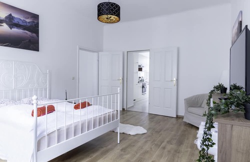 Rudolfsheim-Funfhaus Apartment | Large, spacious rooms, Modern apartment next to Metro, with Inner Garden
