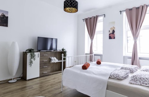 Rudolfsheim-Funfhaus Apartment | Large, spacious rooms, Modern apartment next to Metro, with Inner Garden