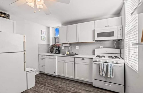 South Philadelphia West Apartment | Bi-level Apartment w/ South Philly Rooftop