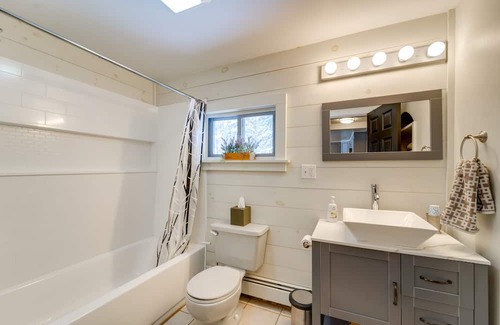 Malone Cottage | Farmhouse Cottage w/ Hot Tub, Near Titus Mountain!
