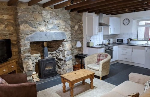 Capel-Curig Cottage | Stunning hot tub cottage with Snowdon views!