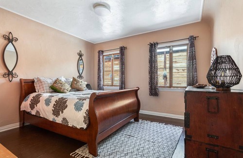 Mid-Wilshire House | Carmona by AvantStay | Chic Artist Home, Mid City